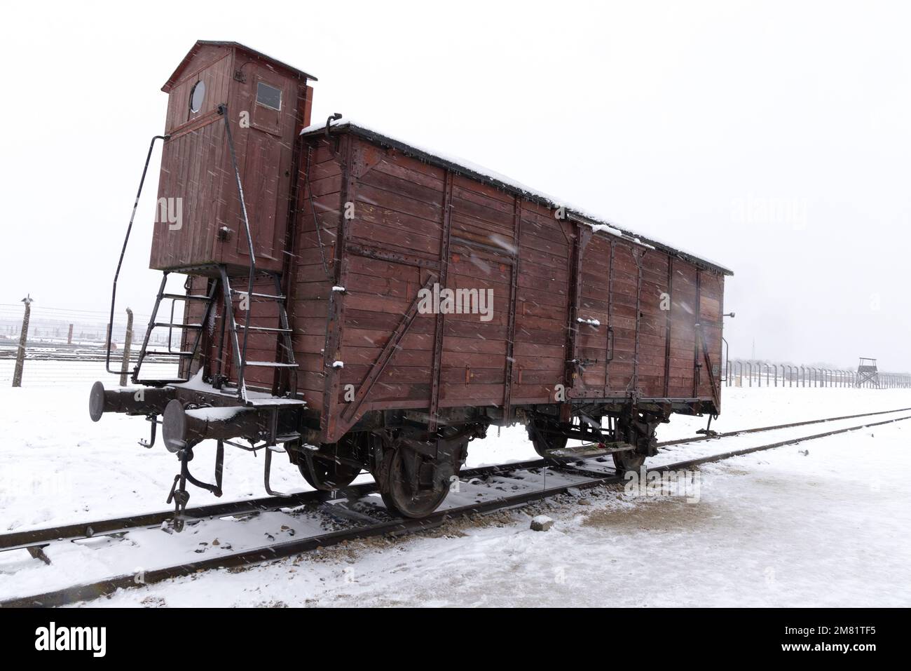 El camión de tren de la Segunda Guerra Mundial solía llevar a los judíos al campo de concentración de Auschwitz Birkenau; en la nieve de invierno; Museo de Auschwitz, Oswiecim, Polonia Foto de stock