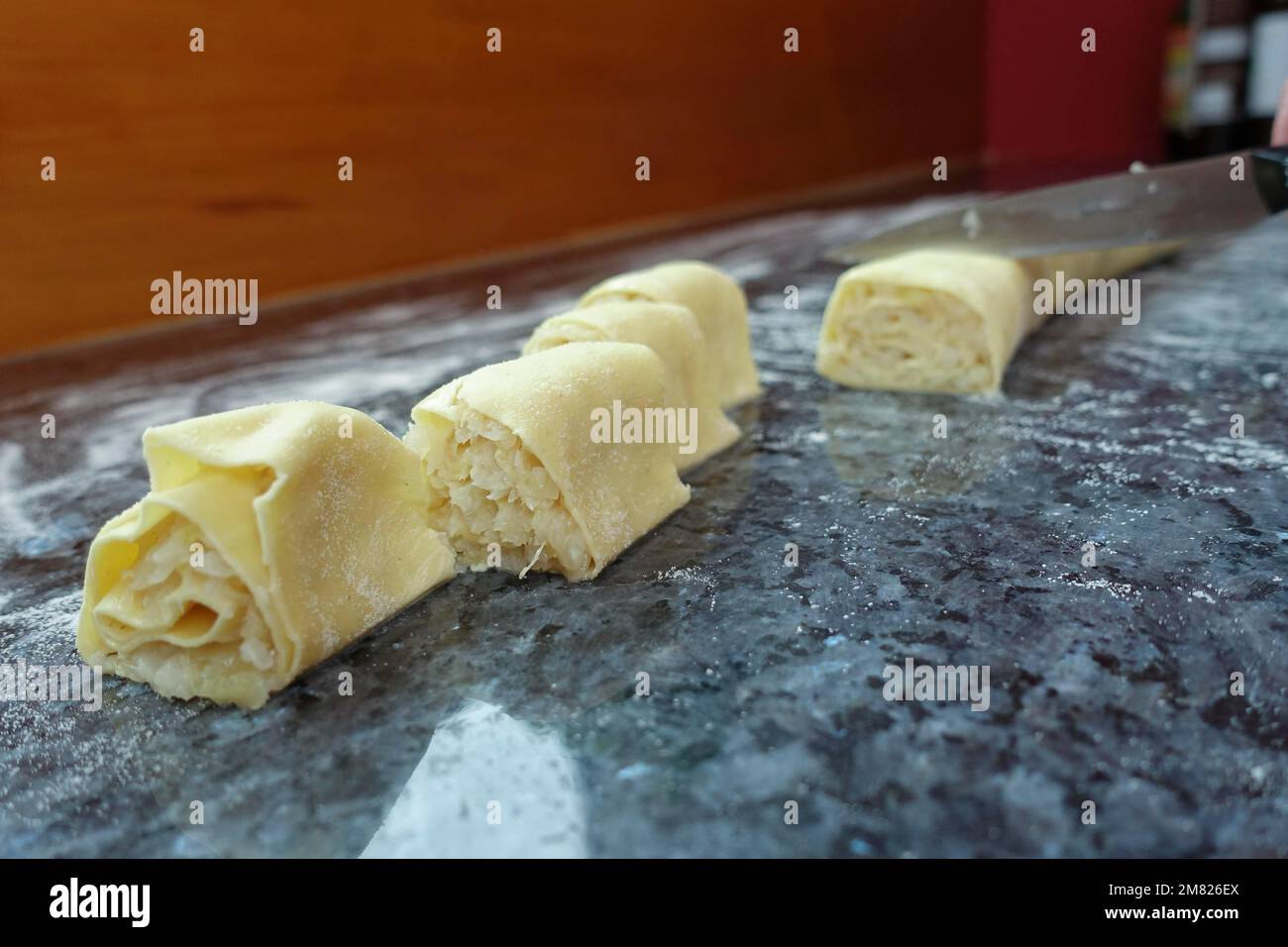 Cocina suabia, preparación de Krautkrapfen, sacos de harina, chucrut en