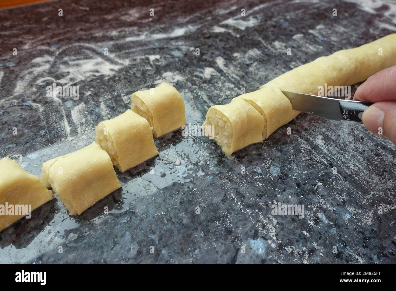 Cocina suabia, preparación de Krautkrapfen, sacos de harina, chucrut en