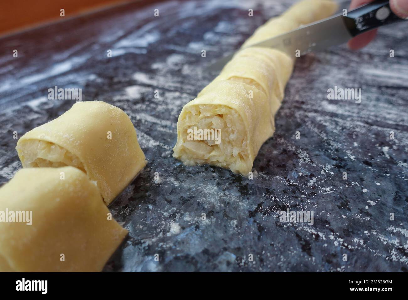 Cocina suabia, preparación de Krautkrapfen, sacos de harina, chucrut en