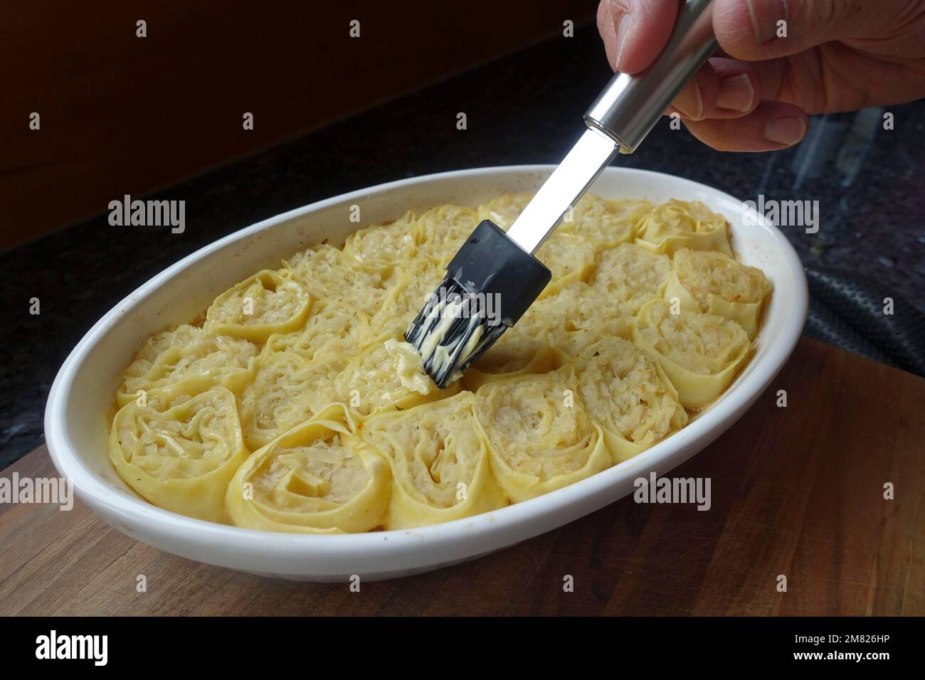 Cocina suabia, preparación de Krautkrapfen, sacos de harina, chucrut en