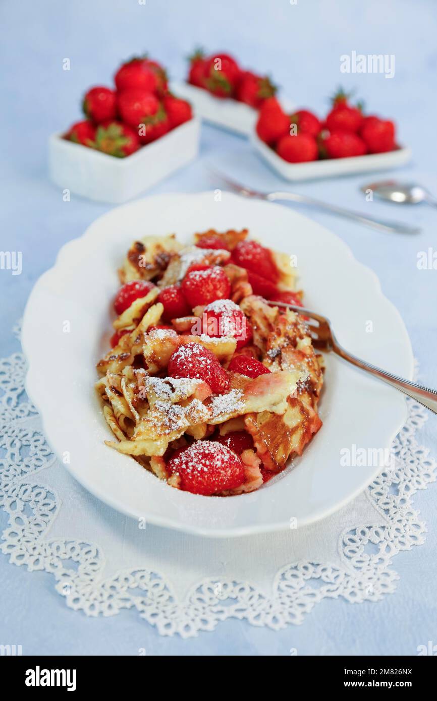 Cocina suabia, Kratzete con fresas flambeadas, postre, tortitas, pasteles,  frutas, vegetariano, postre, plato de servir, fresas frescas en el  Fotografía de stock - Alamy