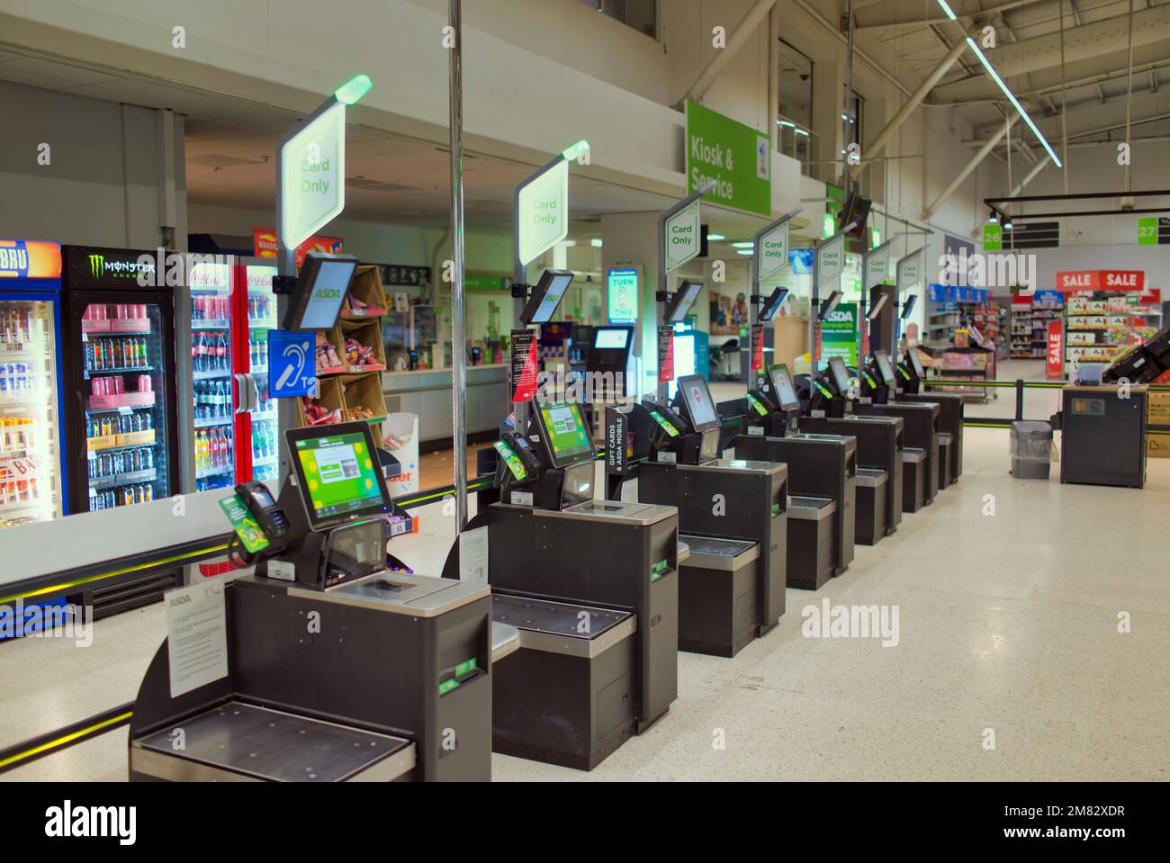 Máquinas de autoservicio interior del supermercado Asda Foto de stock