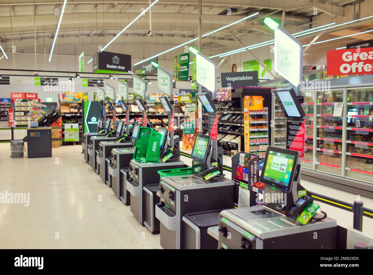 Máquinas de autoservicio interior del supermercado Asda Foto de stock