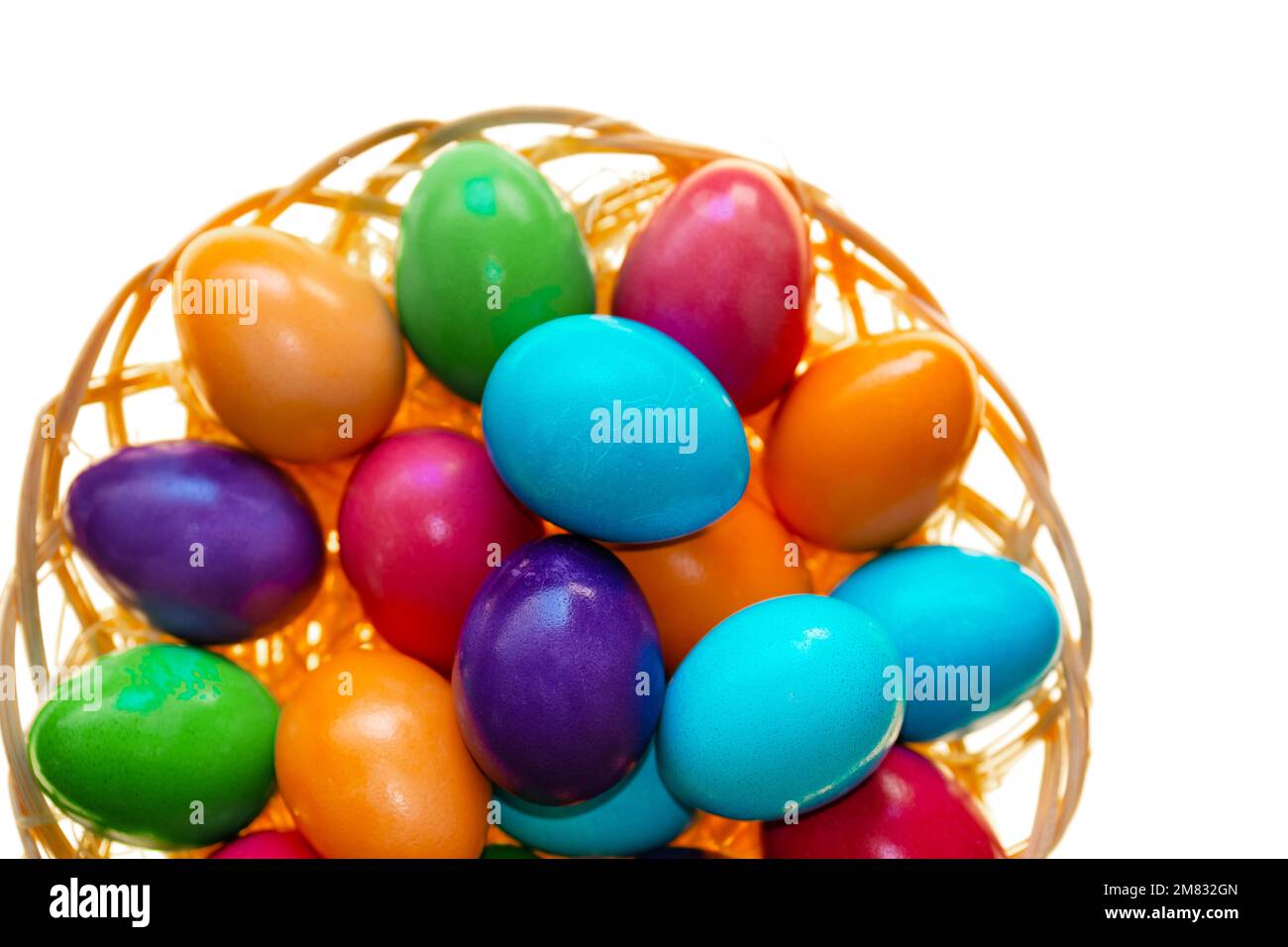 Huevos pintados multicolor de Pascua sobre un fondo blanco. Comida de Pascua. Símbolo de fiesta religiosa de primavera. Tradición de Pascua. Cristiano y católico Foto de stock