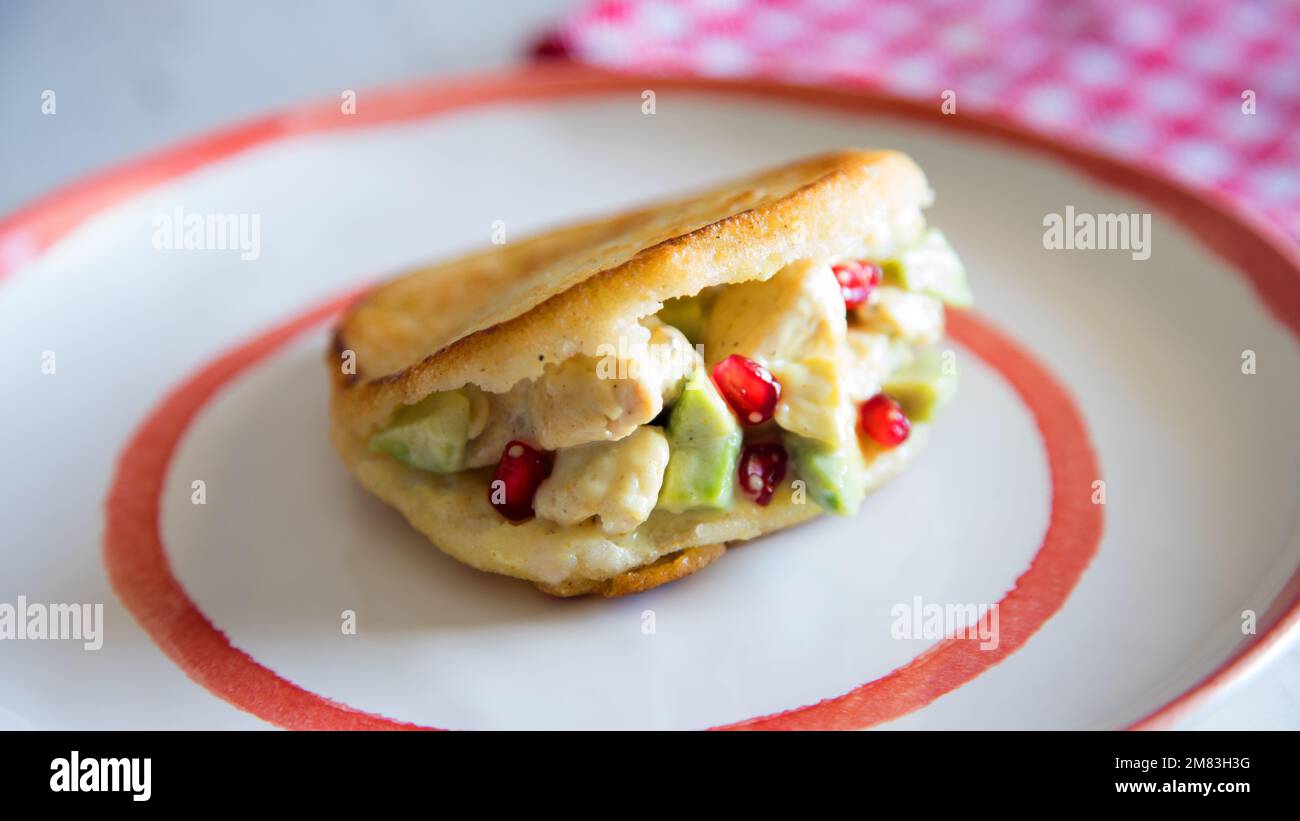 Arepa con Pollo y Aguacate. Foto de stock