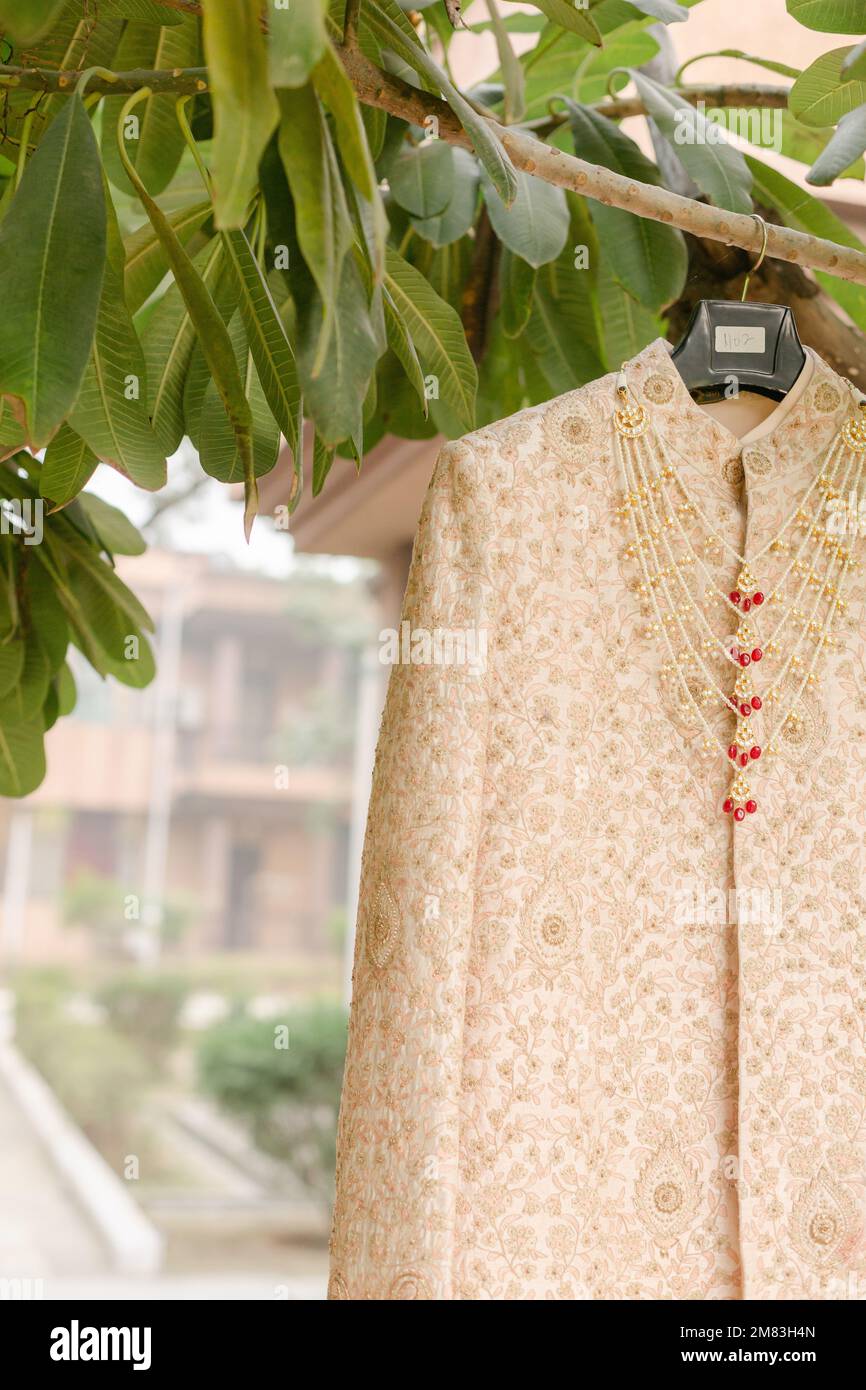 La joyería tradicional india y los accesorios de ropa hechos de perlas y  piedras preciosas se encuentran en el rico paño bordado Fotografía de stock  - Alamy