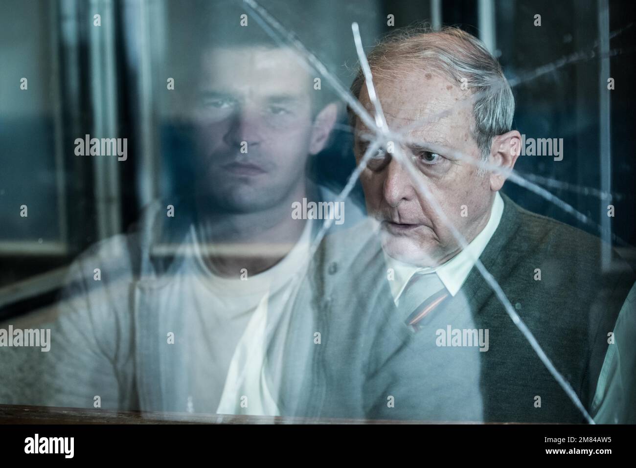 EMILIO GUTIÉRREZ CABA Y FRANCISCO ORTIZ EN GARCÍA! (2022), dirigida por EUGENIO MIRA, SARA Antuña y CARLOS DE PANDO. Crédito: Zeta Studios / HBO Max / Álbum Foto de stock