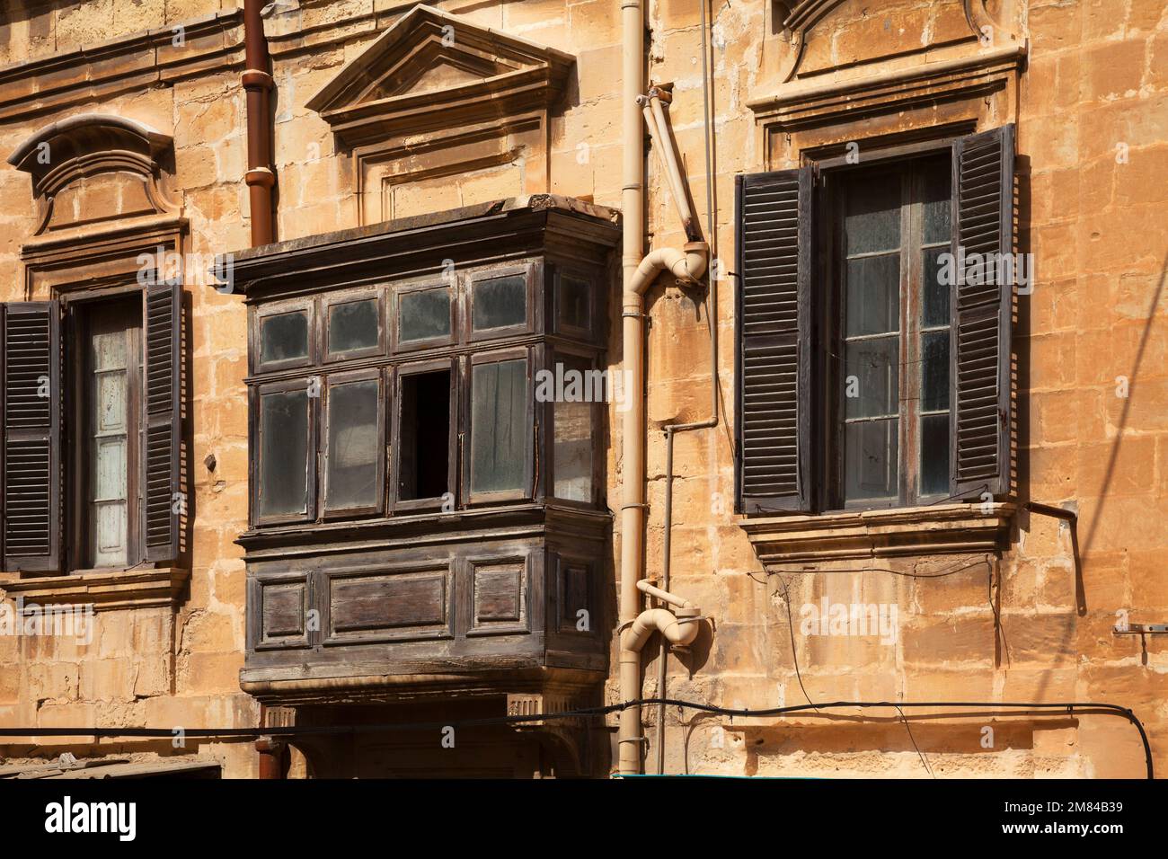 Hauswand mit einem typisch Malteser Balkon, La Valeta, Malta, Europa Foto de stock