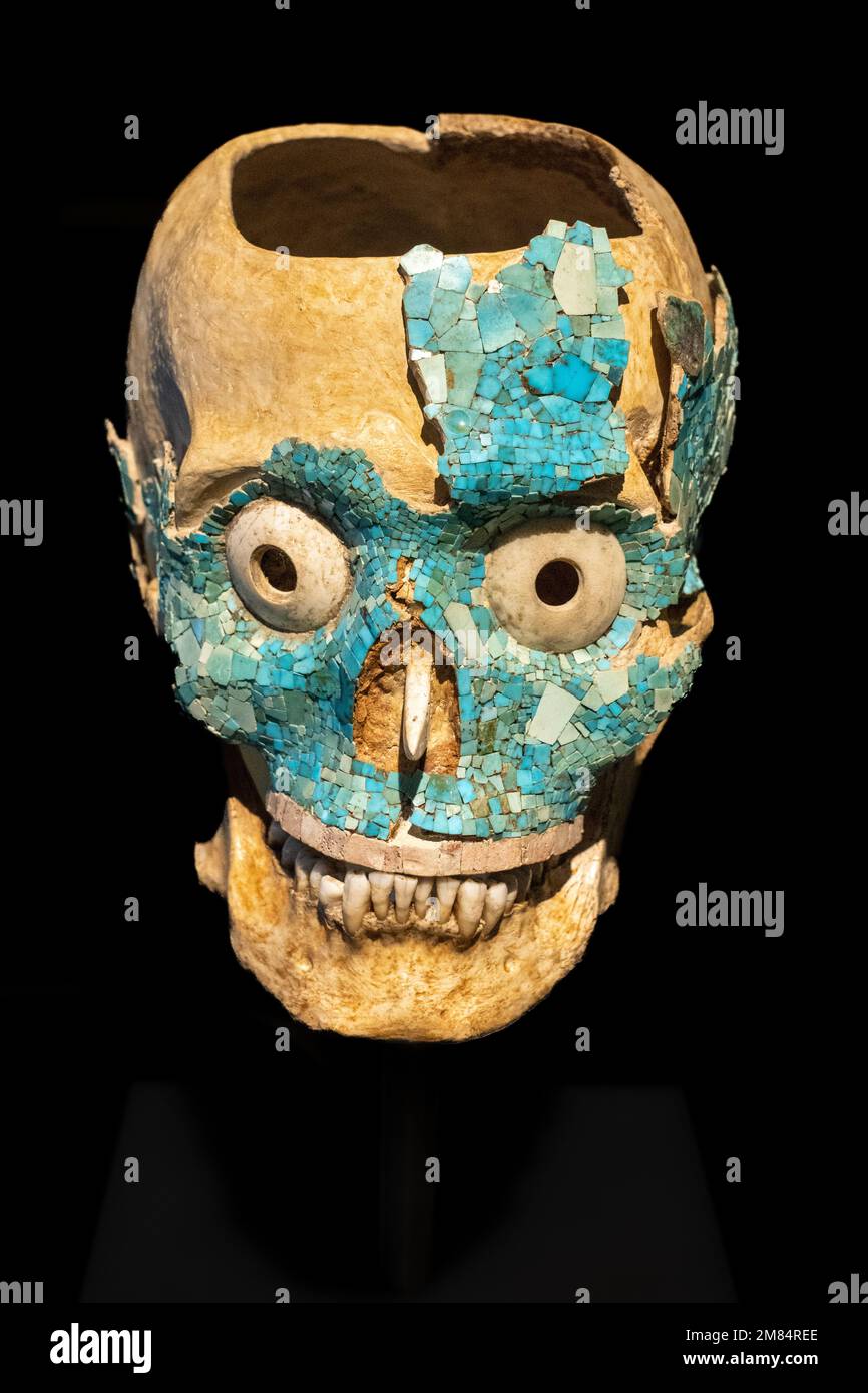 Un cráneo cubierto de turquesas de la Tumba 7 en Monte Albán, Oaxaca,  México. Museo de las Culturas Oaxaqueñas, Oaxaca, México. Se cree que  representa a Mictlantecuht Fotografía de stock - Alamy