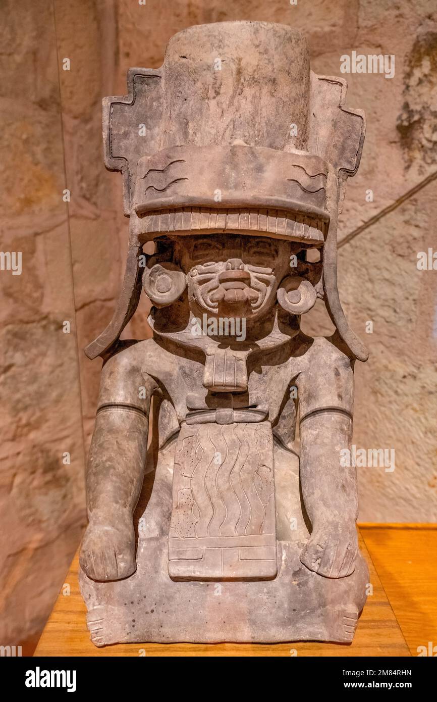 Urna funeraria de cerámica en forma de Cocijo, el dios zapoteco del