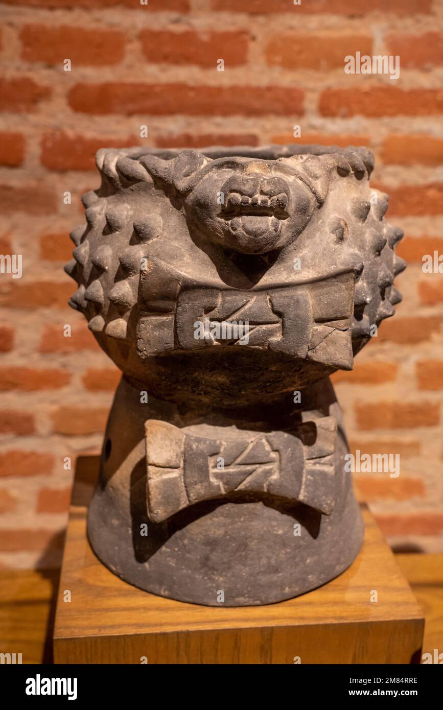 Urna funeraria zapoteca de cerámica prehispánica con la cara de un