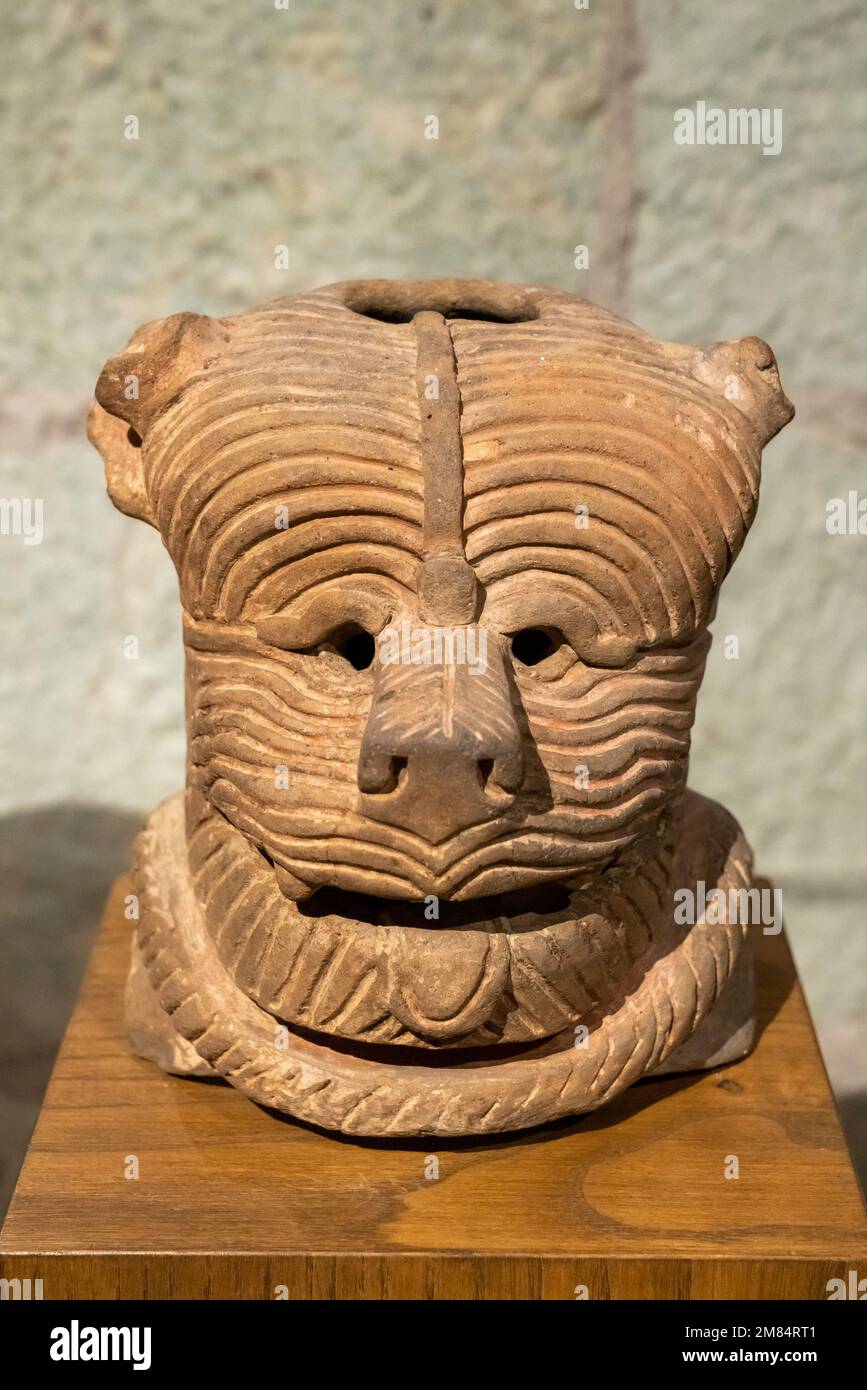 Urna funeraria zapoteca de cerámica prehispánica / brasero de incienso