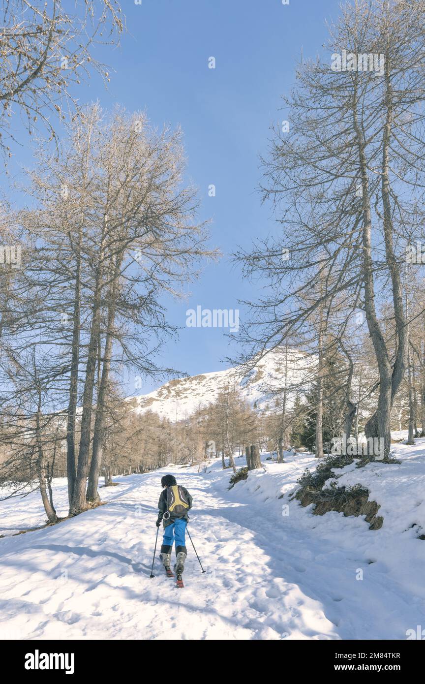 Un niño durante Una excursión de esquí en los Alpes italianos Foto de stock