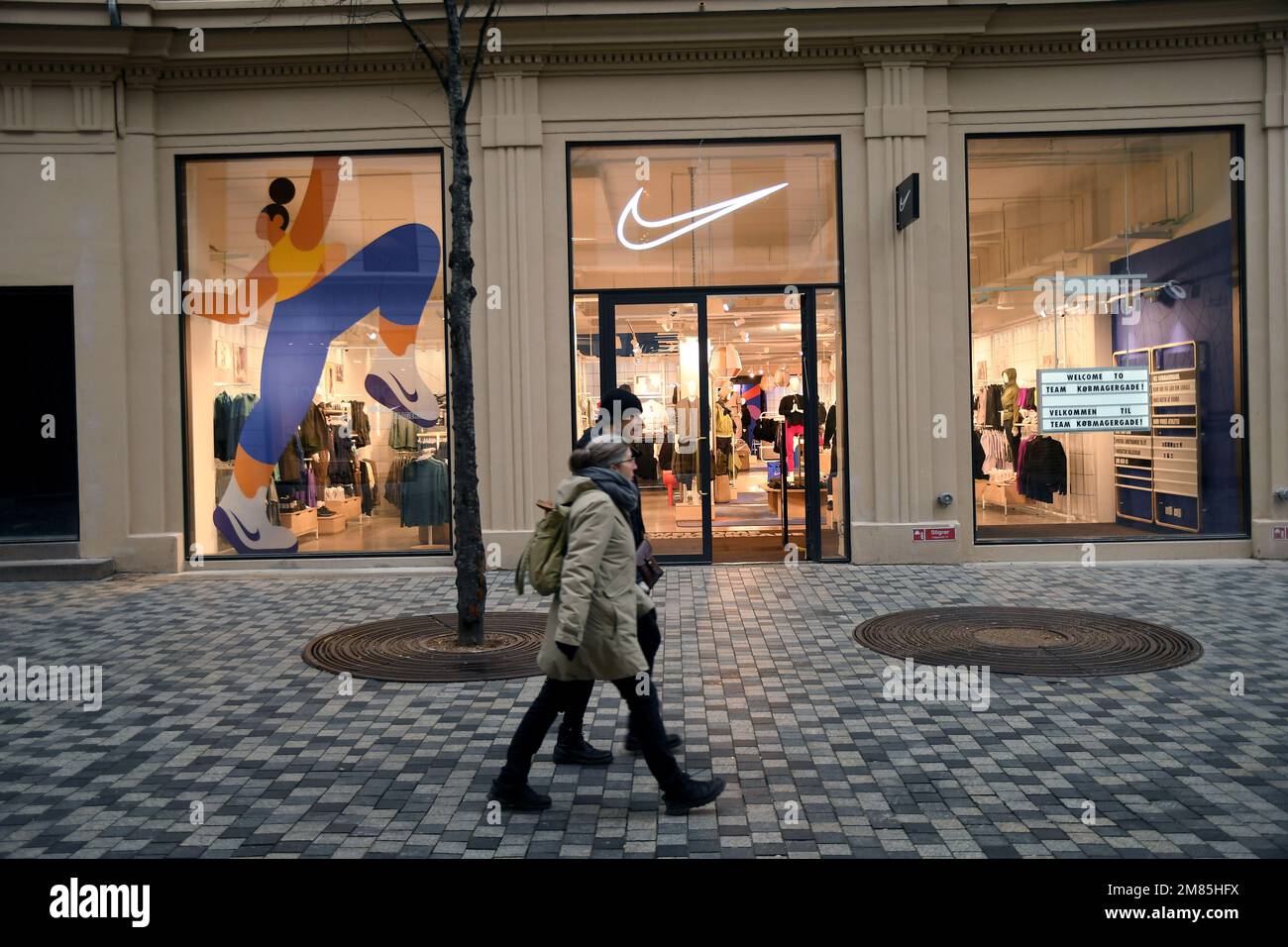 Copenhague/Dinamarca/12 de enero de 2023/ Tienda de productos deportivos  Nike en kobmagergade en la capital danesa Copenhague. (Foto: Francis Joseph  Dean/Dean Pictures Fotografía de stock - Alamy