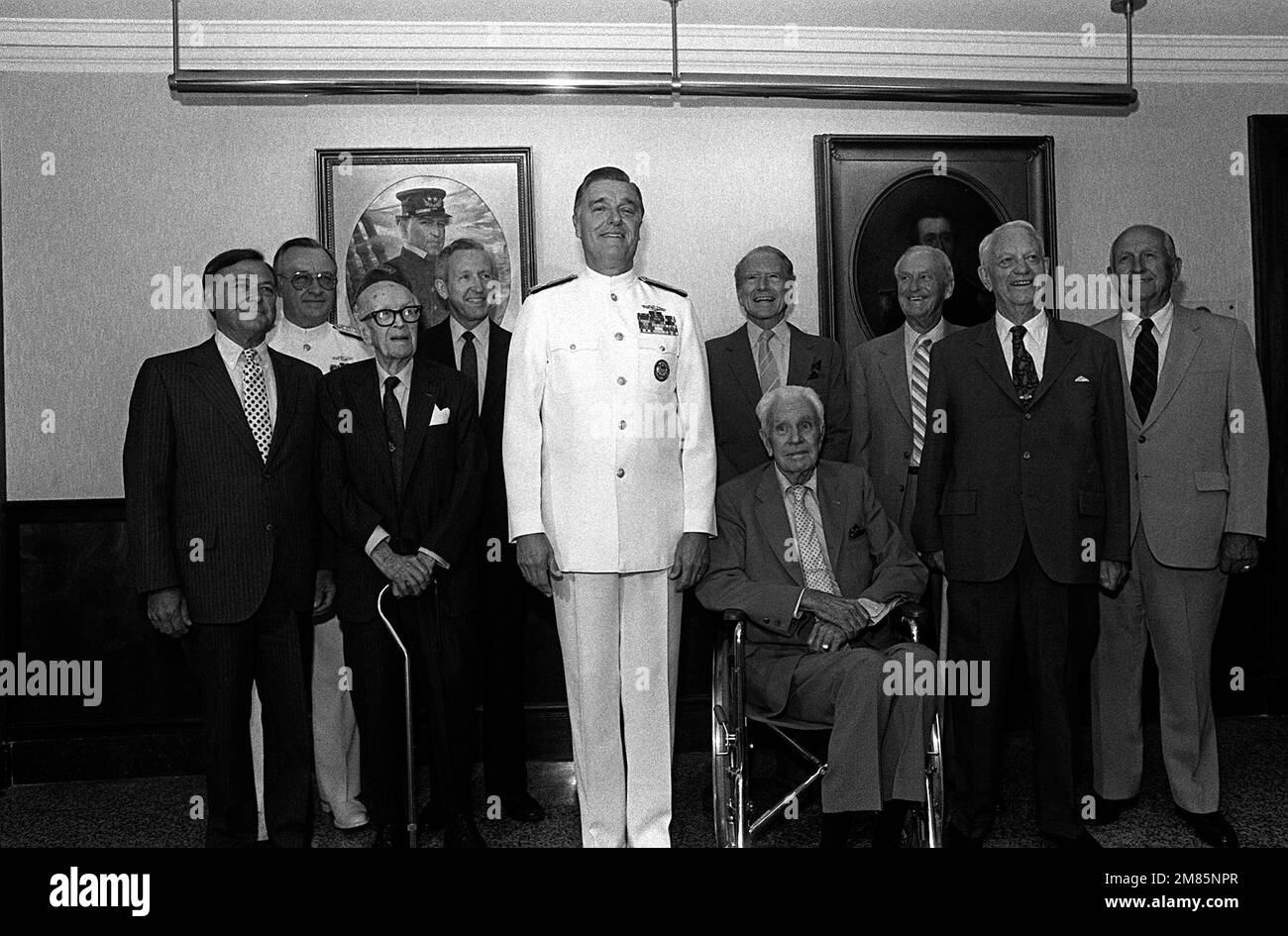 Ocho ex Jefes de Operaciones Navales (CNO) asisten a una ceremonia de dedicación y presentación de retratos en el Pentágono organizada por el actual almirante de la CNO James D. Watkins. Almirante Carlisle A.H. Trost, quien relevará a Watkins como CNO el 30 de junio, también asistirá a la ceremonia. Se muestran, de izquierda a derecha, James L. Holloway III, Trost, Robert B. Carney, Thomas B. Hayward, Watkins, George W. Anderson, (sentado), Elmo R. Zumwalt Jr., David L. McDonald, Arleigh A. Burke y Thomas H. Moorer. Base: Arlington Estado: Virginia (VA) País: Estados Unidos de América (USA) Foto de stock