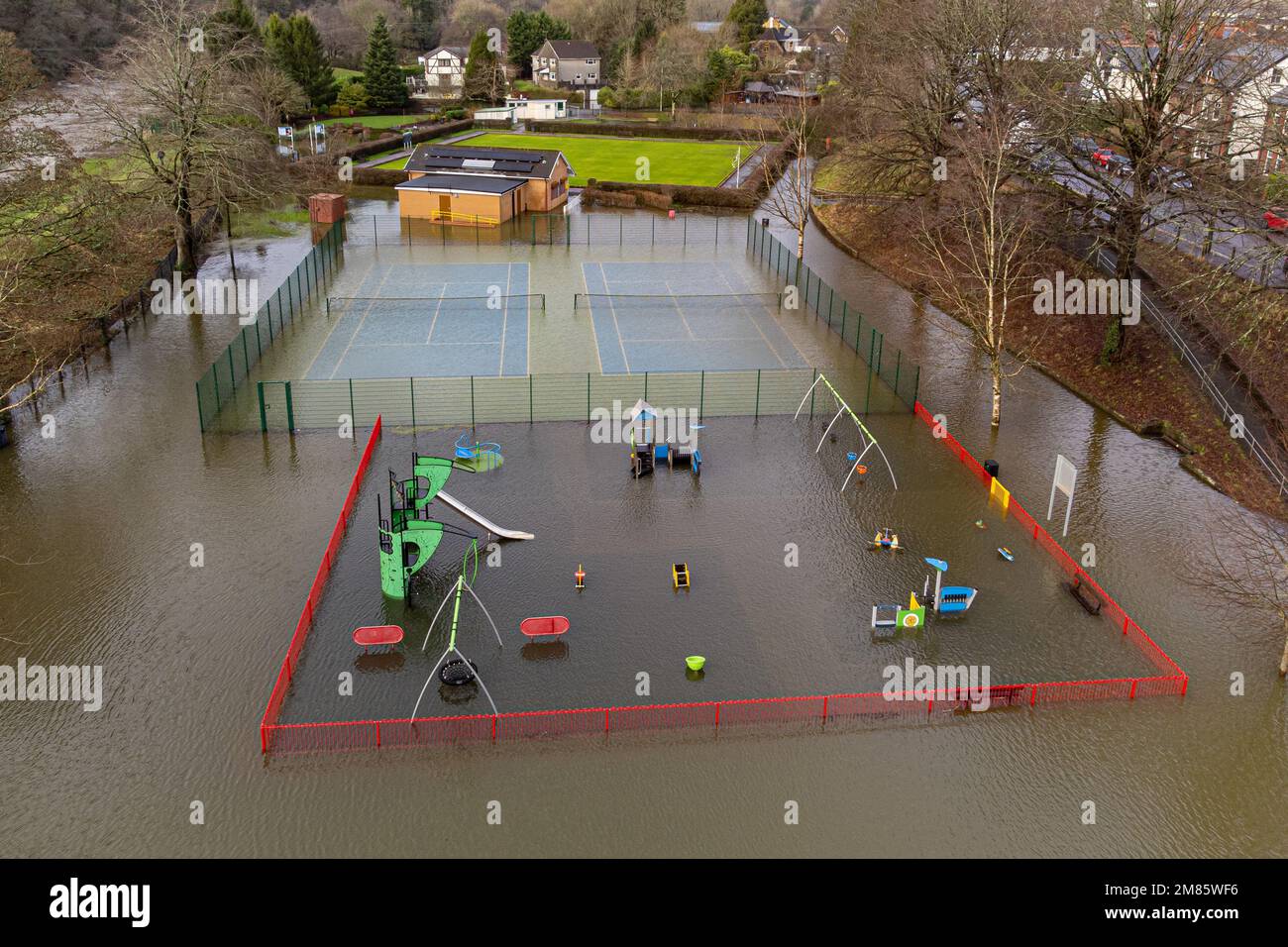 Las inundaciones junto al río Taff han sumergido el parque de juegos en Taffs Well, Gales. Fecha de la fotografía: Jueves 12 de enero de 2023. Foto de stock