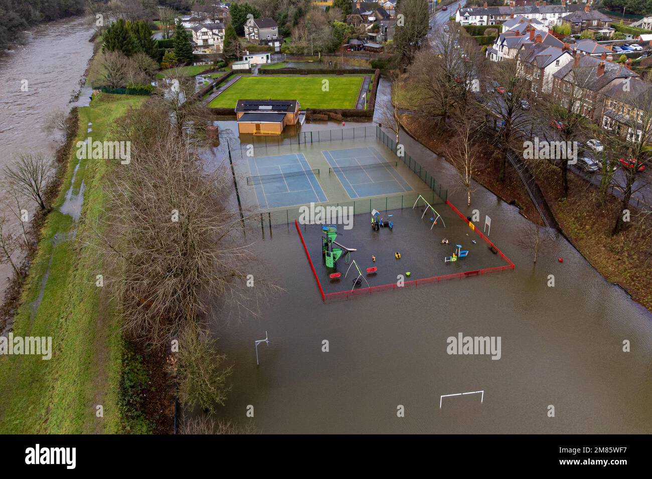 Las inundaciones junto al río Taff han sumergido el parque de juegos en Taffs Well, Gales. Fecha de la fotografía: Jueves 12 de enero de 2023. Foto de stock