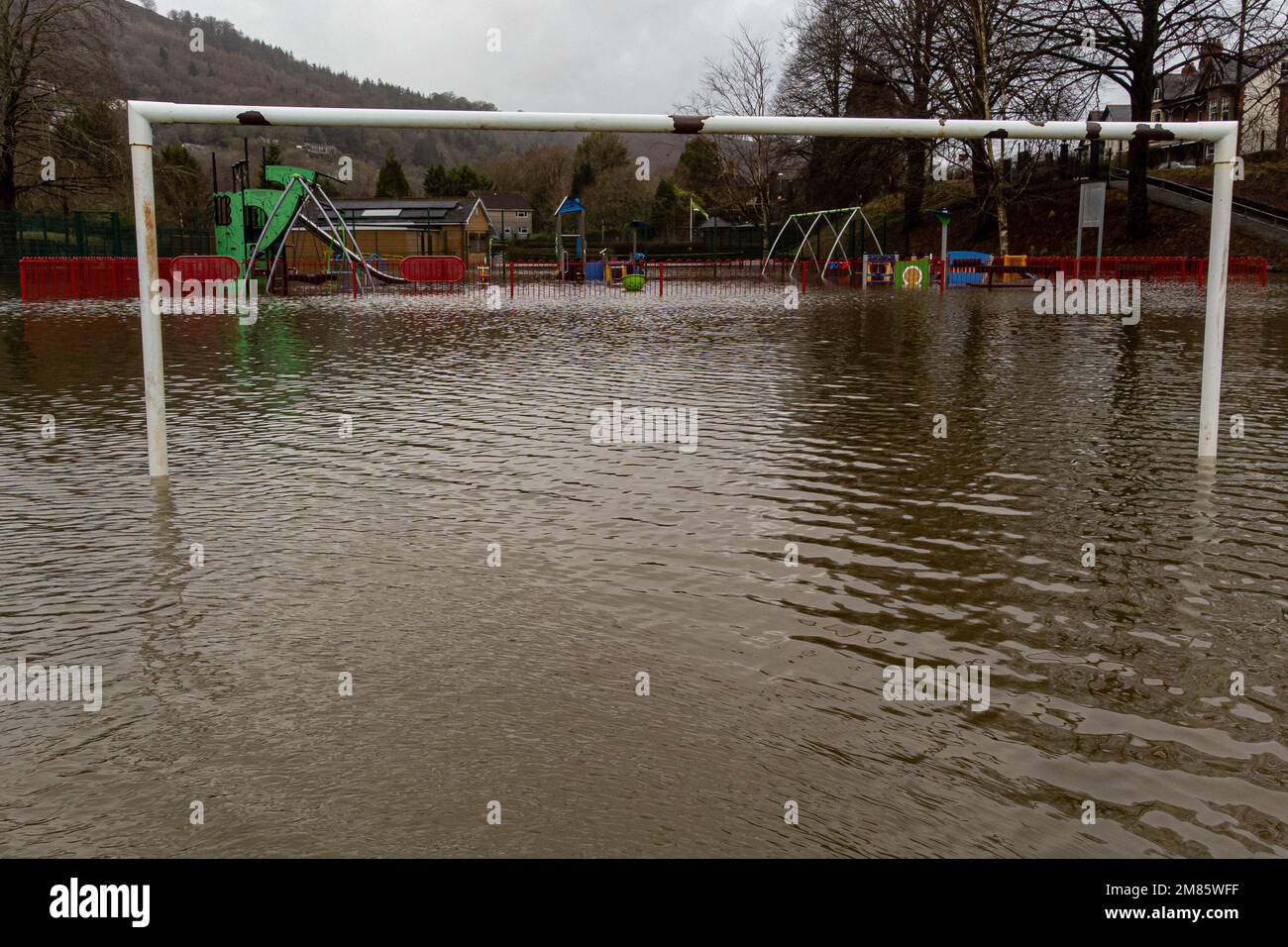 Redes de fútbol y equipo de juegos bajo el agua en el parque de juegos en Taffs Well, Gales. Fecha de la fotografía: Jueves 12 de enero de 2023. Foto de stock