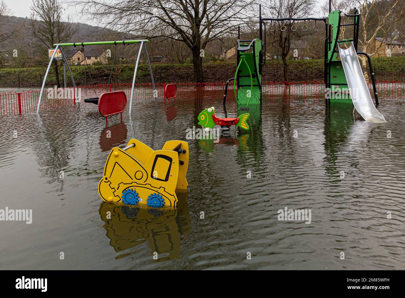 Equipo de juegos bajo el agua en el parque de juegos en Taffs Well, Gales. Fecha de la fotografía: Jueves 12 de enero de 2023. Foto de stock