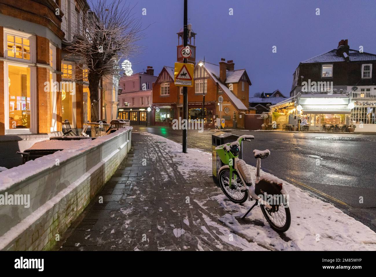 Pueblo de Wimbledon, cubierto de nieve después de varios centímetros de nieve cayó en diciembre de 2022, suroeste de Londres, Inglaterra, Reino Unido Foto de stock