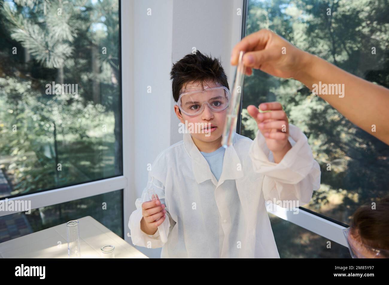Bata de laboratorio para niños fotografías e imágenes de alta resolución -  Alamy