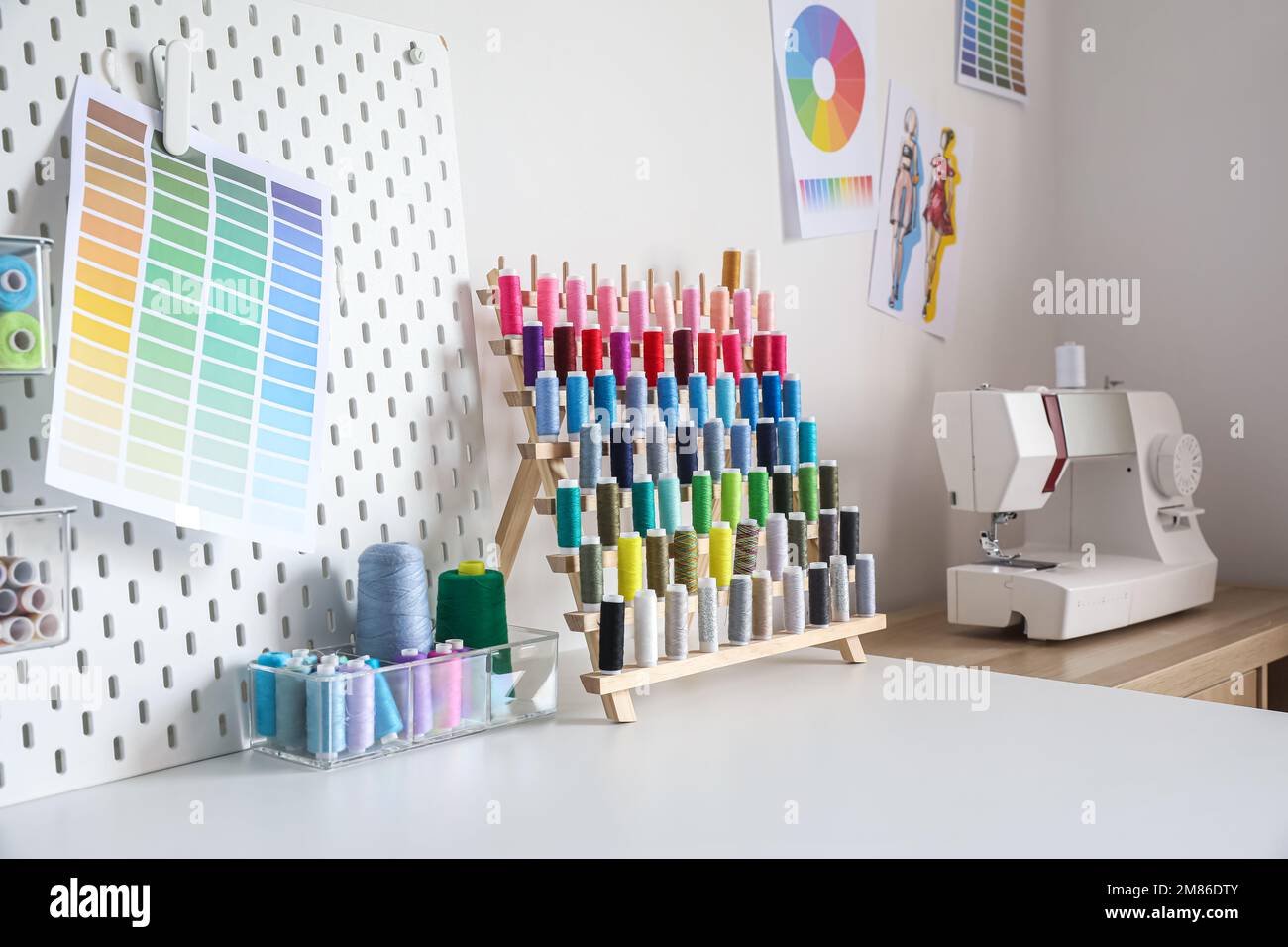 Organizador con hilos en mesa en moderno atelier Fotografía de stock - Alamy