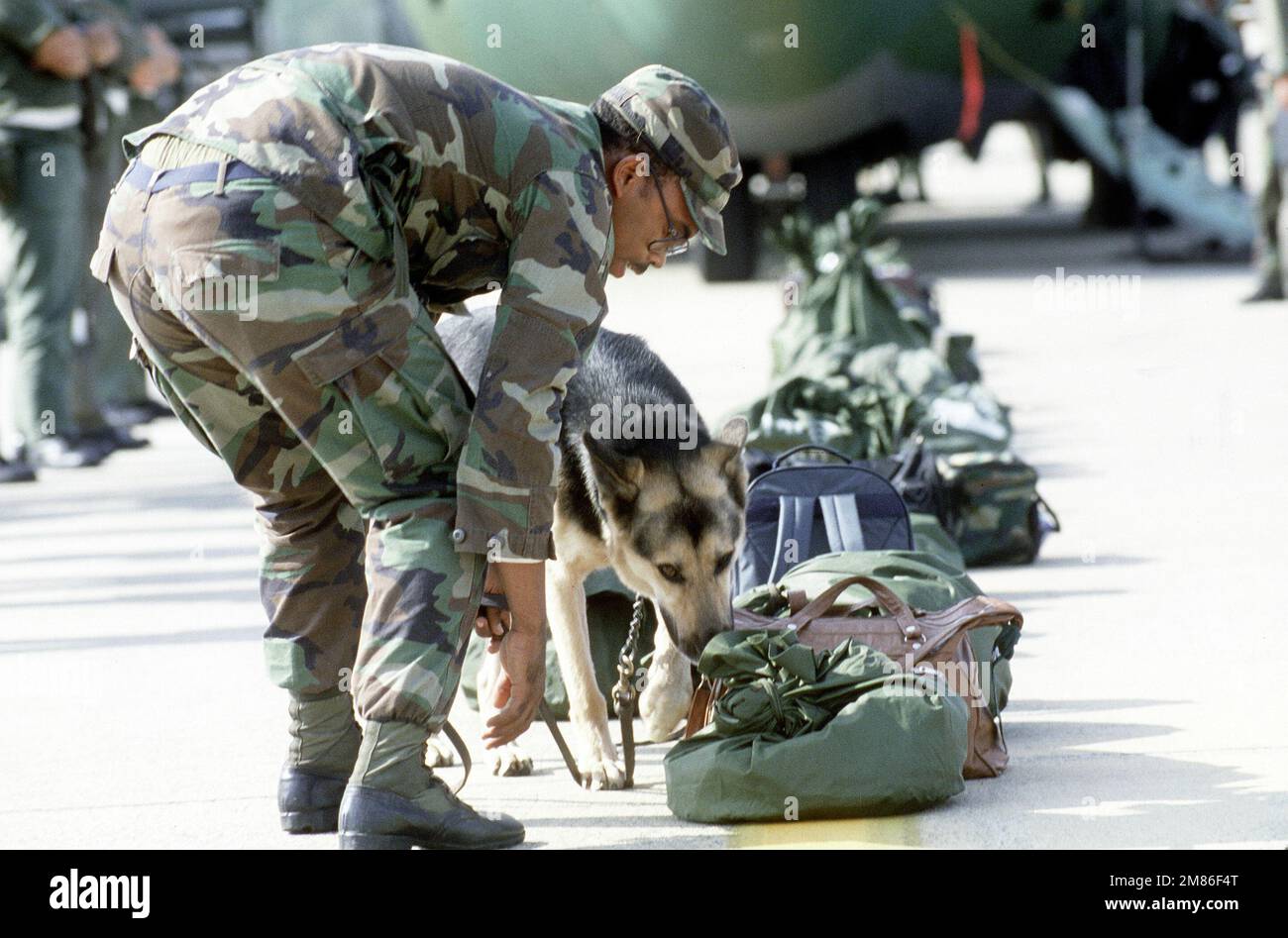 El policía de seguridad Troy Brashear del Escuadrón 6171st de la Base