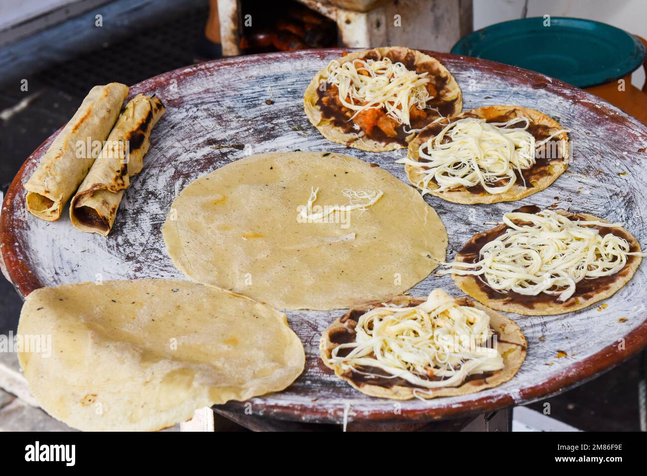 Tlayudas (tortillas grandes tostadas) en un puesto de comida callejera