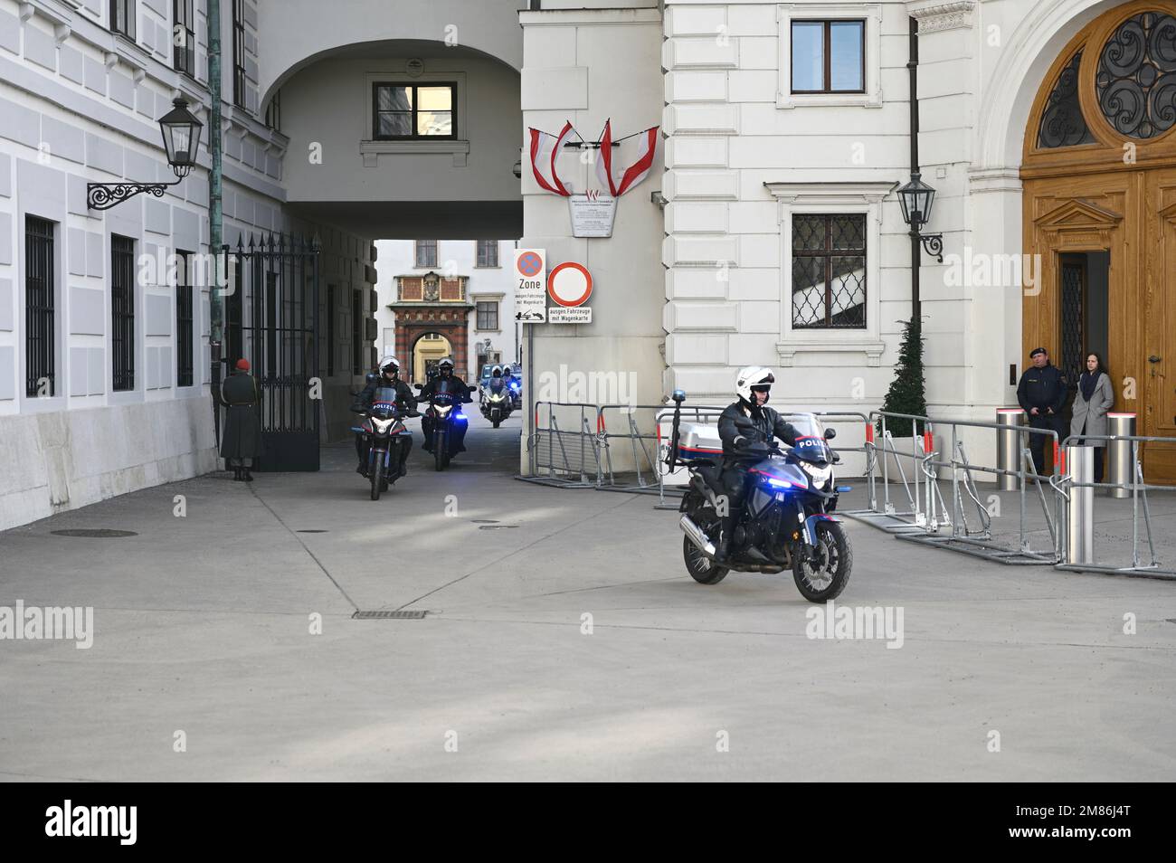 Viena, Austria. 12th de enero de 2023. Visita oficial del Primer Ministro de la República de Kosovo. La imagen muestra a la policía motorizada Foto de stock