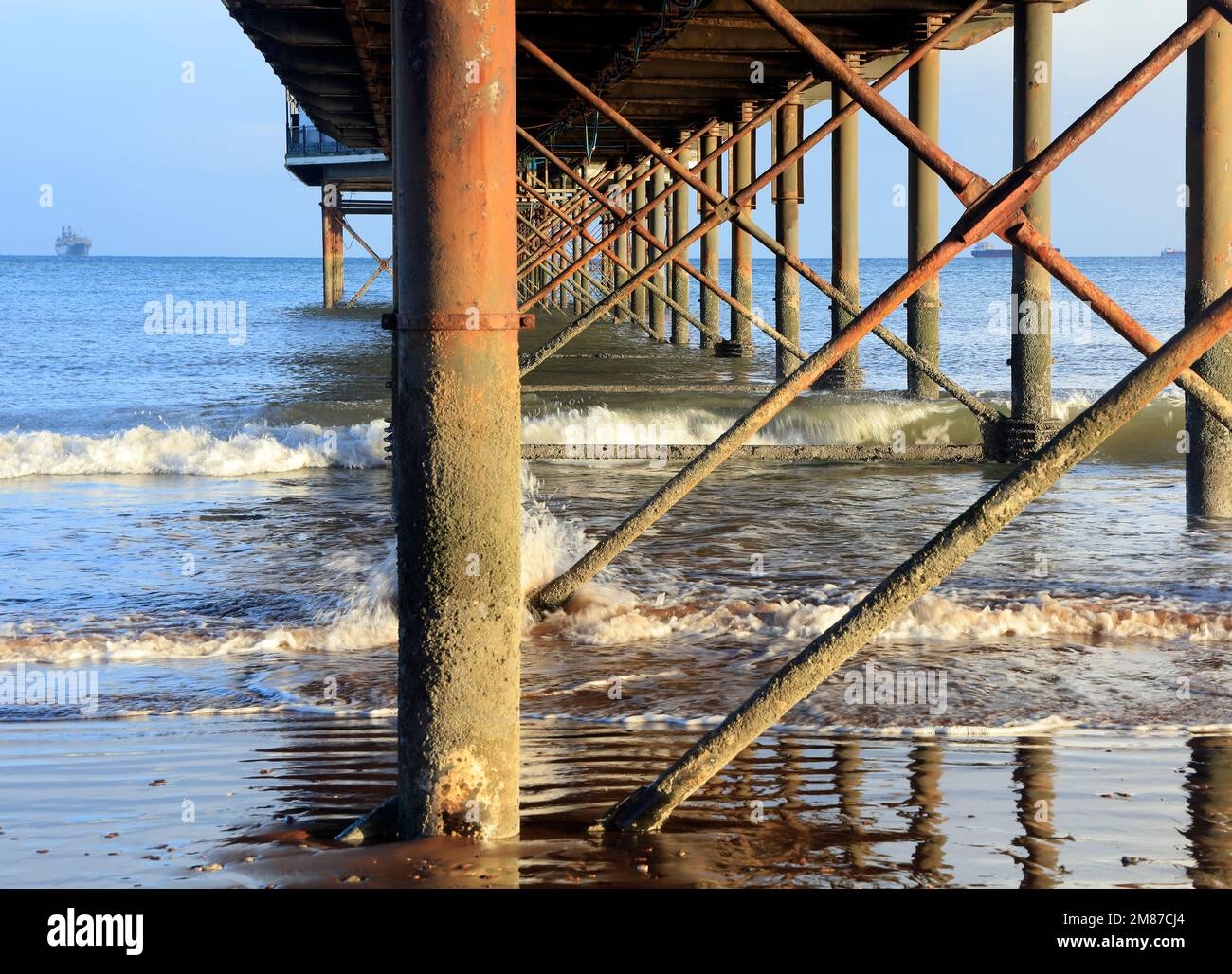 Interesante ángulo debajo del muelle Paignton mostrando los soportes. Tomada en enero de 2023. Invierno Foto de stock