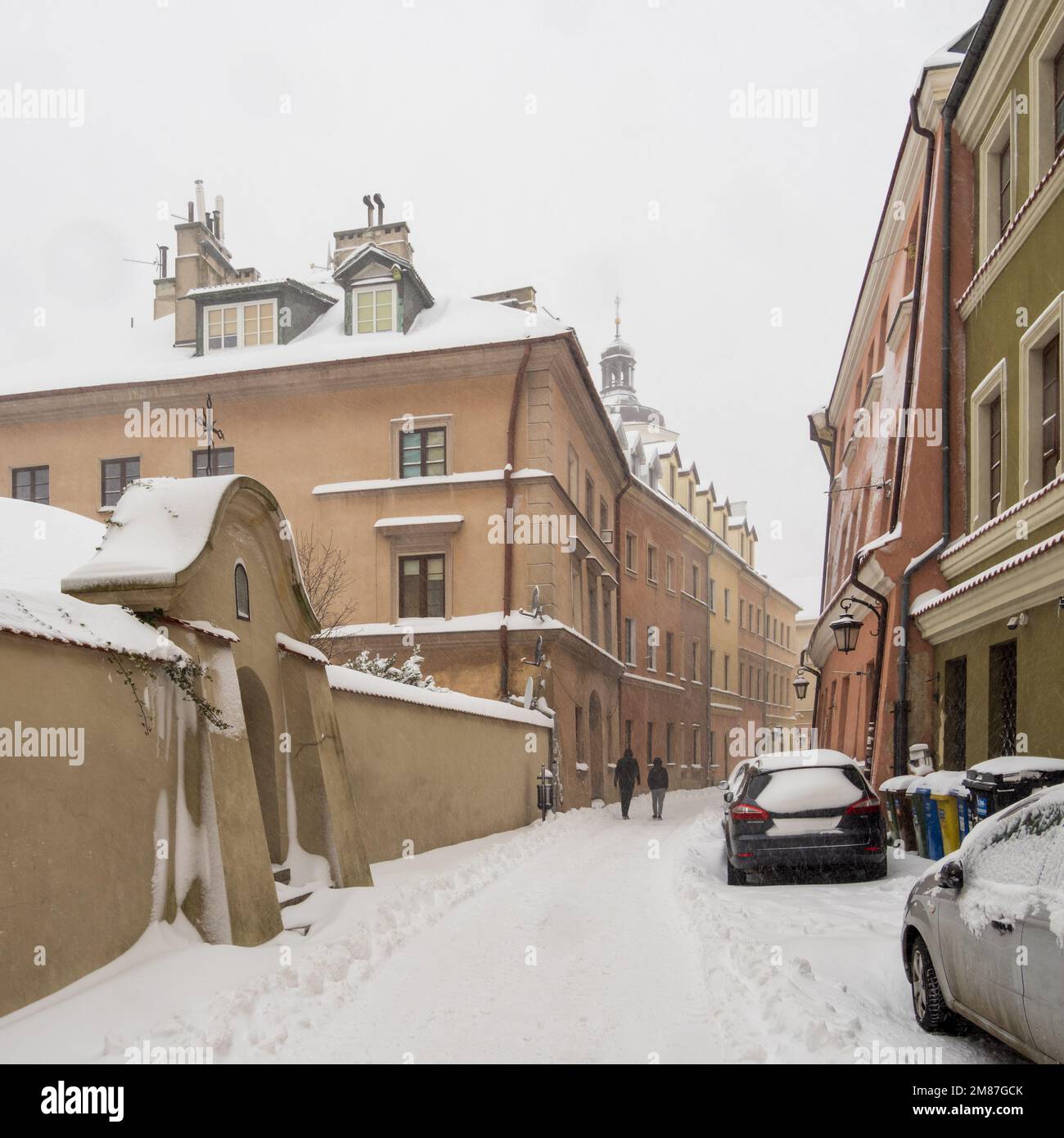 Ataque del invierno. Ciudad en nieve fresca. Calle Jezuicka en Lublin. Foto de stock
