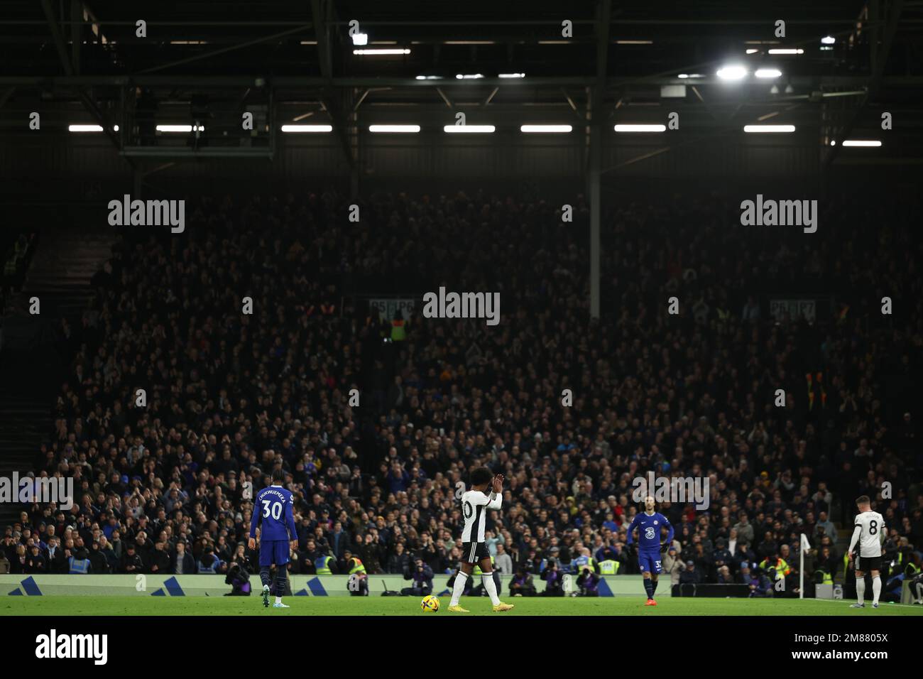 Craven Cottage, Fulham, Londres, Reino Unido. 12th de enero de 2023. Fútbol de la Premier League, Fulham contra Chelsea; Willian de Fulham es aplaudido por los fanáticos del Chelsea al ser sustituido por el crédito: Action Plus Sports/Alamy Live News Foto de stock