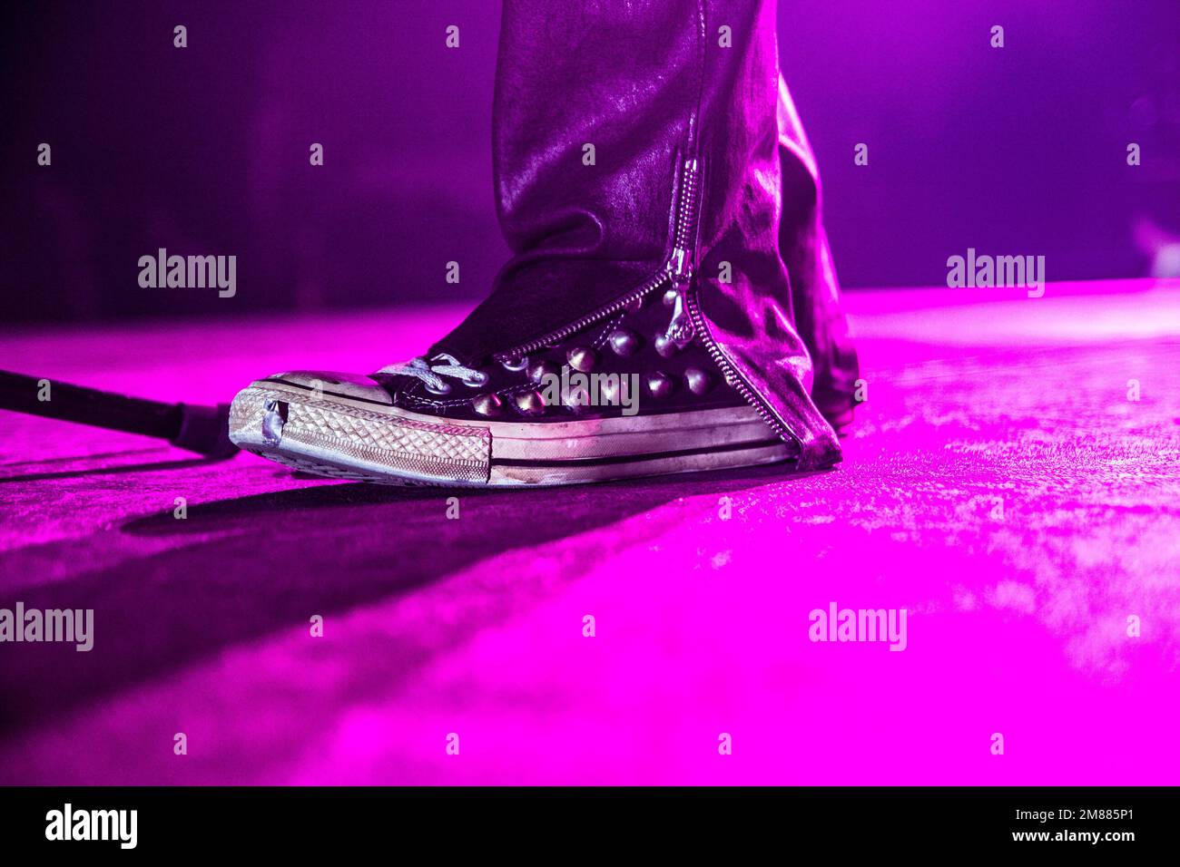 Zapato de Klaus Meine, cantante y fundador del alemán rockband Scorpions en vivo en el escenario. Lisboa, 2011 Foto de stock