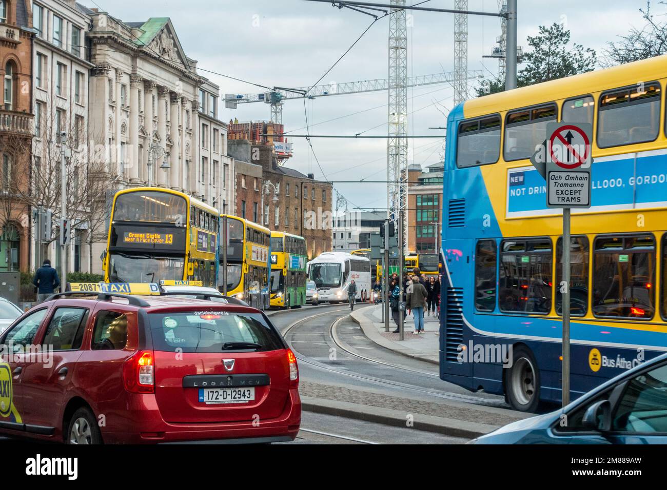 Autobuses y taxis de Dublín en el centro de la ciudad, Dublín, Irlanda. Foto de stock