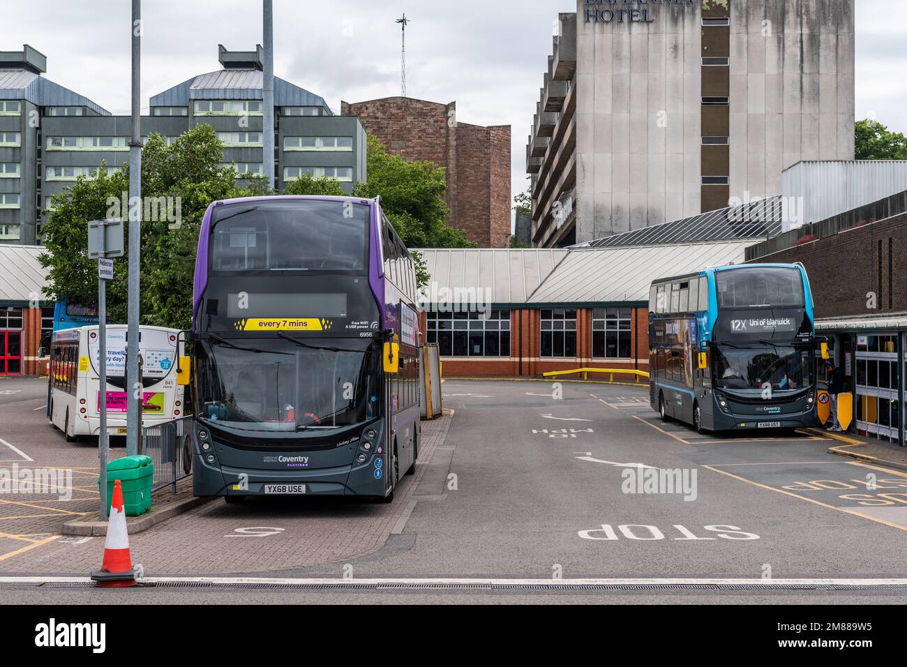Autobuses estacionados en Pool Meadow Bus Station, Coventry, West Midlands, Reino Unido. Foto de stock