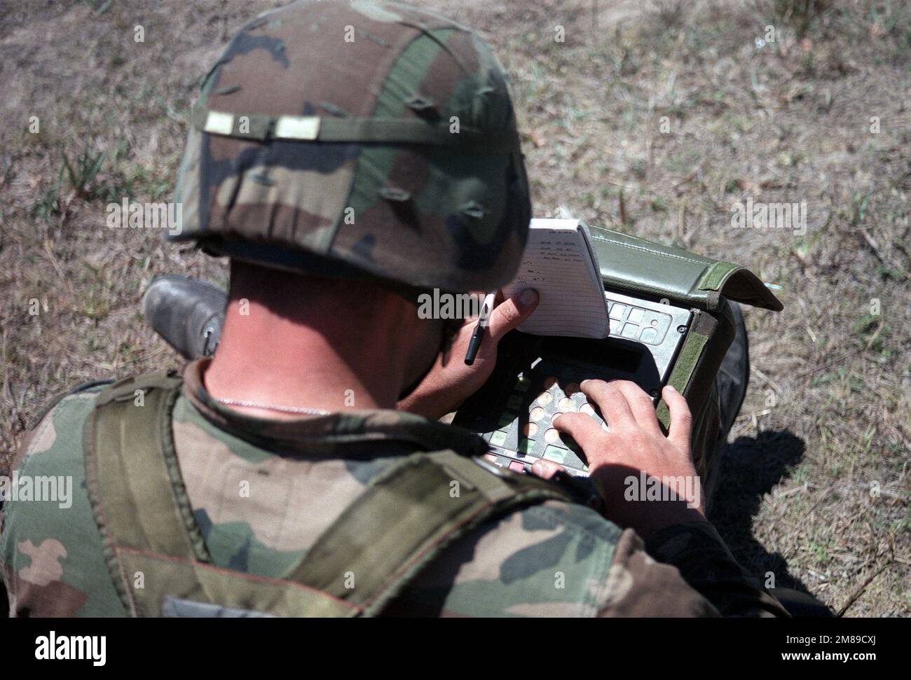 Un soldado de la 82nd.ª División Aerotransportada utiliza una calculadora  de control de fuego para calcular trayectorias balísticas para una misión  de fuego de mortero de 60mm durante la Operación Faisán Dorado.