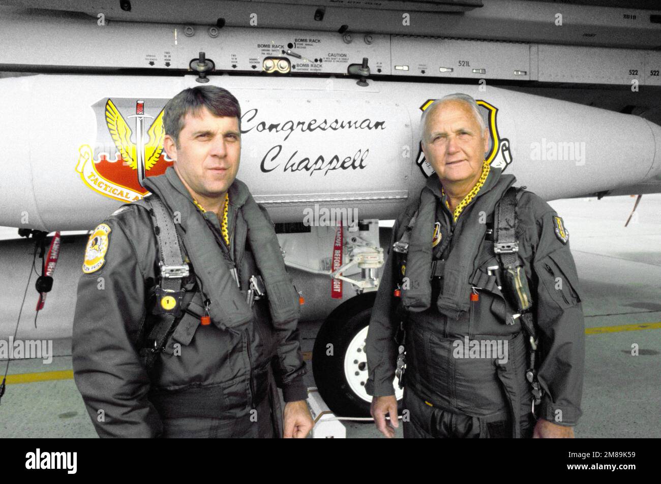 El representante Bill Chappell de Florida, derecha, y LCOL Steve Wilson, izquierda, 59th