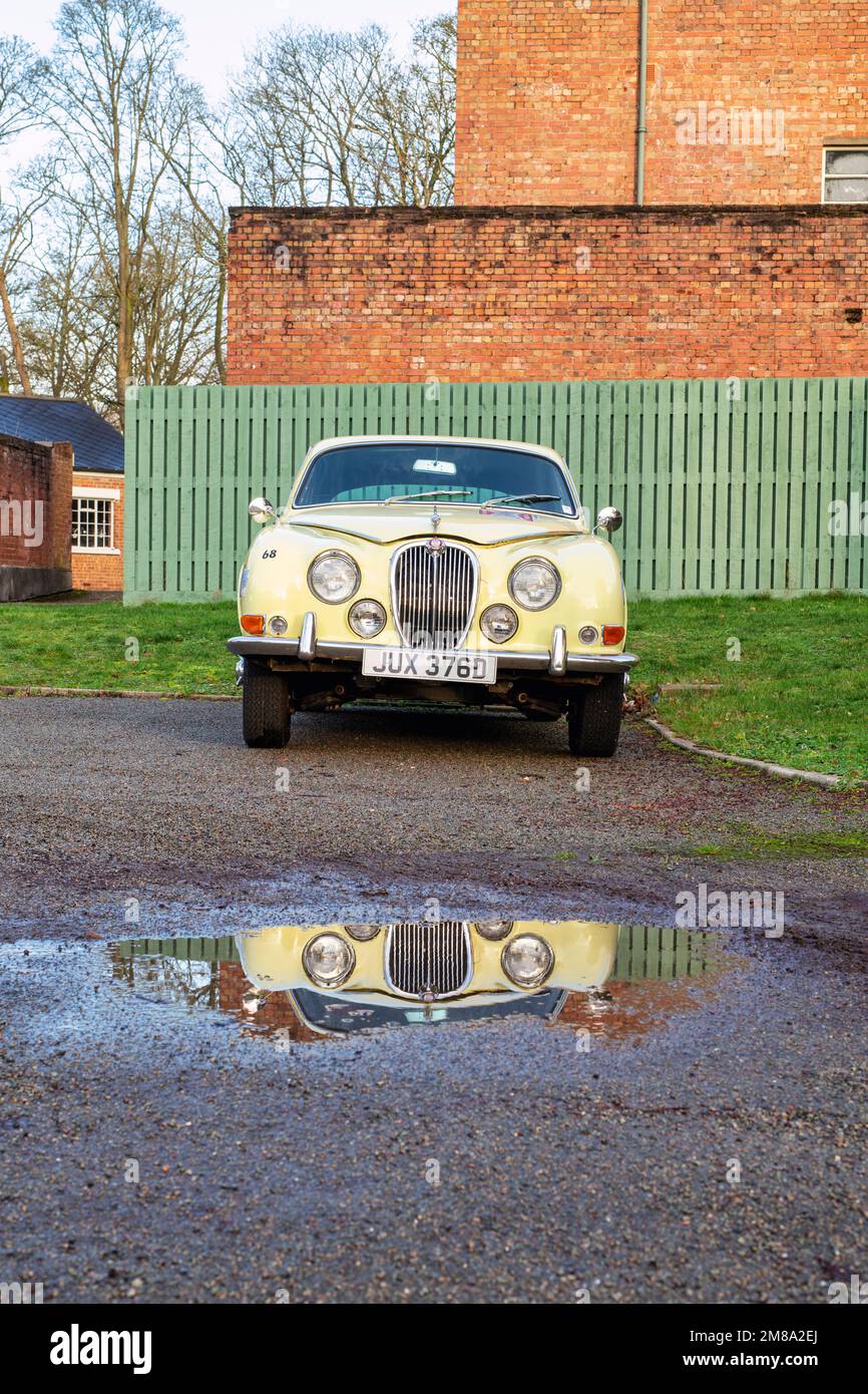 1966 Jaguar 3,8 litros coche clásico en Bicester Heritage Centre, evento Sunday Scramble. Bicester, Oxfordshire, Inglaterra. Foto de stock