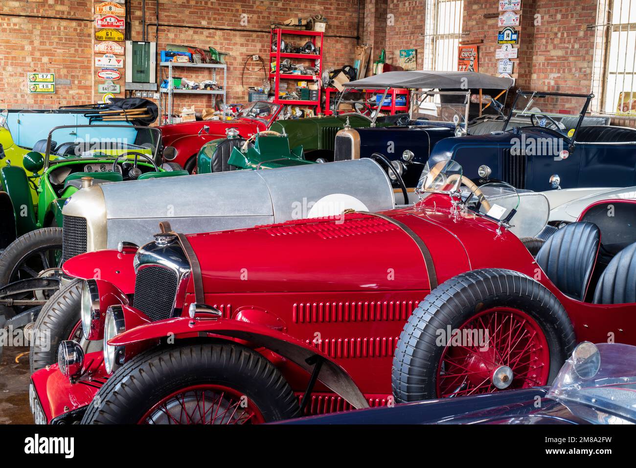 En el interior de un taller de coches clásicos lleno en Bicester Heritage Centre sunday scramble evento. Oxfordshire, Inglaterra. Foto de stock