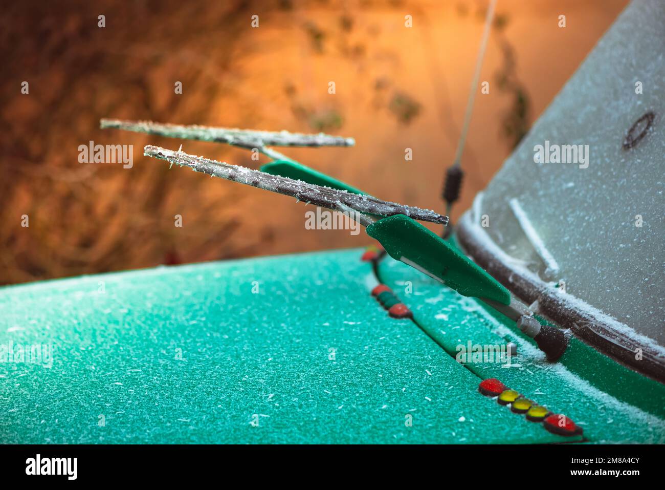 frozen elevación para arriba limpiaparabrisas de cristal de viento  delantero en coche retro verde en la temporada de invierno Fotografía de  stock - Alamy