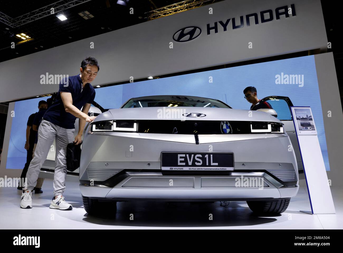 Hyundai presenta su vehículo eléctrico Ioniq 5 montado en Singapur en el Salón del Automóvil de Singapur, en Singapur el 13 de enero de 2023. Las primeras 100 unidades ensambladas tienen placas especiales de automóviles, de EVS1L a EVS100J, como parte de una subasta para caridad. REUTERS/Edgar Su Foto de stock