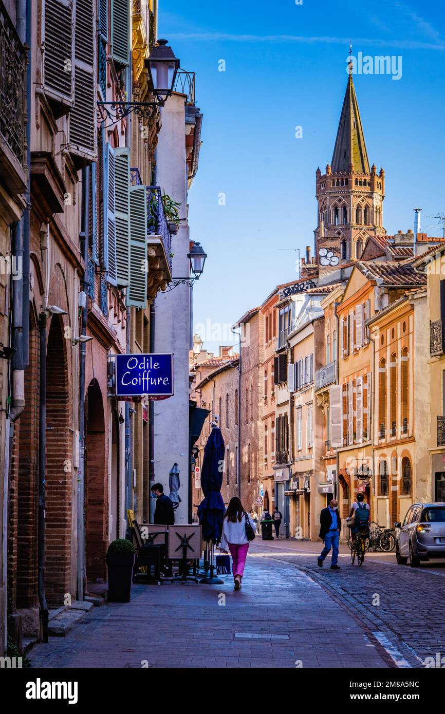 Vista de la Rue du Taur con sus casas de ladrillo y el campanario de la Basílica de Saint Sernin, en Toulouse (Haute Garonne, Francia) Foto de stock