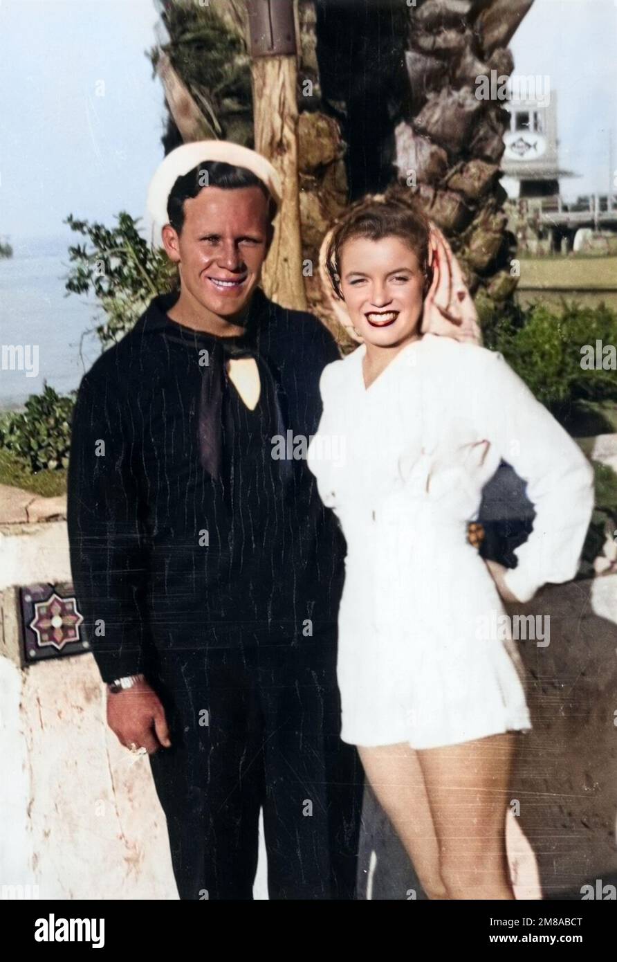 Fotografía personal de Marilyn Monroe - Norma Jeane y Jim Dougherty en Catalina Island. (1945) foto a color - autor desconocido Foto de stock