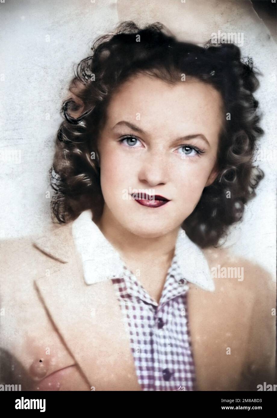 Marilyn Monroe fotografía personal adolescente - Norma Jeane a los 14 años de edad 1940 retoque y coloreado - autor desconocido Foto de stock