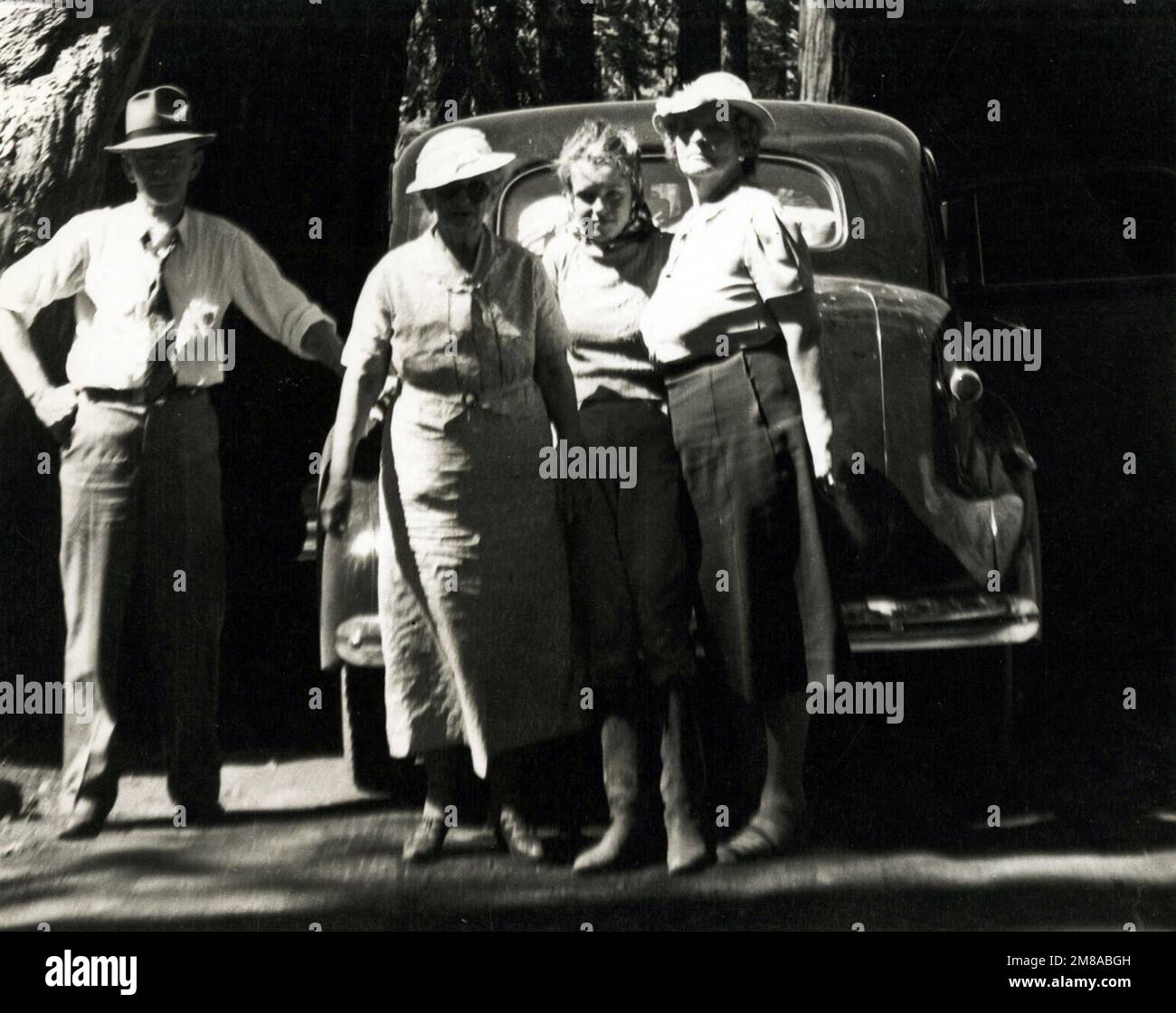 Marilyn Monroe fotografía adolescente - Norma Jeane 13 años de edad con 'tía' Anna Lower y otros miembros de la familia (1939) - autor desconocido Foto de stock