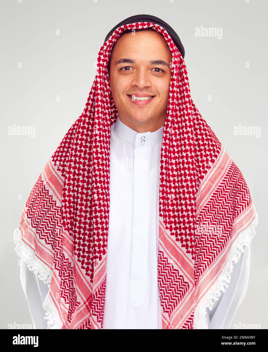 Ligero Accidental Boquilla Retrato, hombre y musulmán con bufanda árabe, sonrisa y feliz aislado sobre  fondo blanco. Fe, Islam con cultura islámica o árabe, positivo Fotografía de  stock - Alamy
