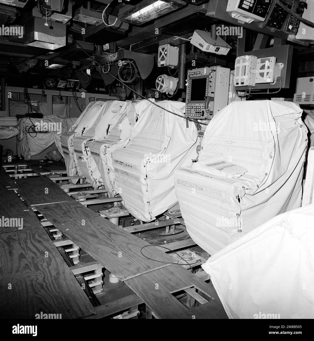 Una vista del centro de información de combate del crucero de misiles guiado MONTEREY (CG 61). El barco está 70 por ciento completo. Base: Bath Estado: Maine (ME) País: United States of America (USA) Foto de stock