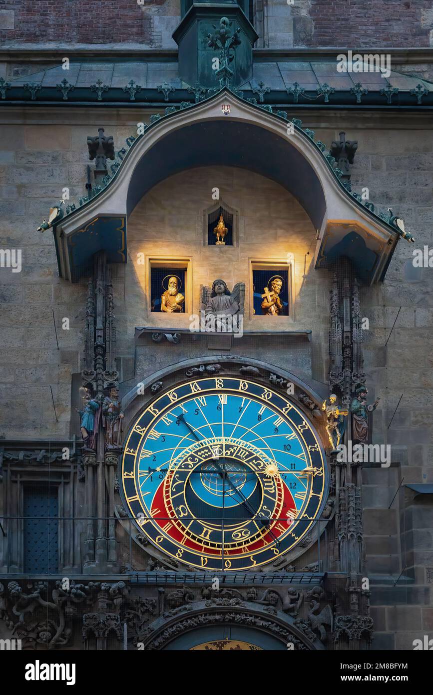 San Judas Tadeo y San Felipe animaron a los apóstoles figuritas del Reloj Astronómico en el Antiguo Ayuntamiento - Praga, República Checa Foto de stock