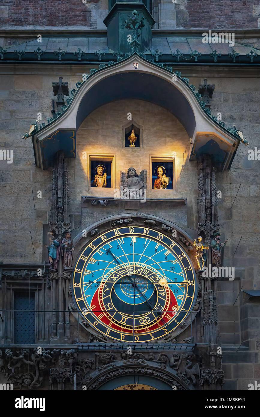 San Andrés y San Matías animaron a los apóstoles figuras del reloj astronómico en el antiguo ayuntamiento - Praga, República Checa Foto de stock